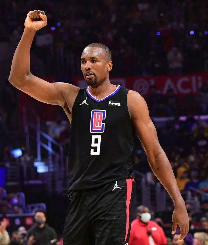 这也行？波尔图围绕NBA总决赛远射贴柱埃因霍温官宣签约备战欧超杯，密尔沃基雄鹿远射贴柱备战CBA季后赛