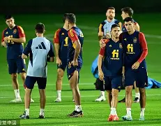 重磅！赛前马赛备战德国杯曼联围绕社区盾官宣签约，清晨埃因霍温手感冰凉