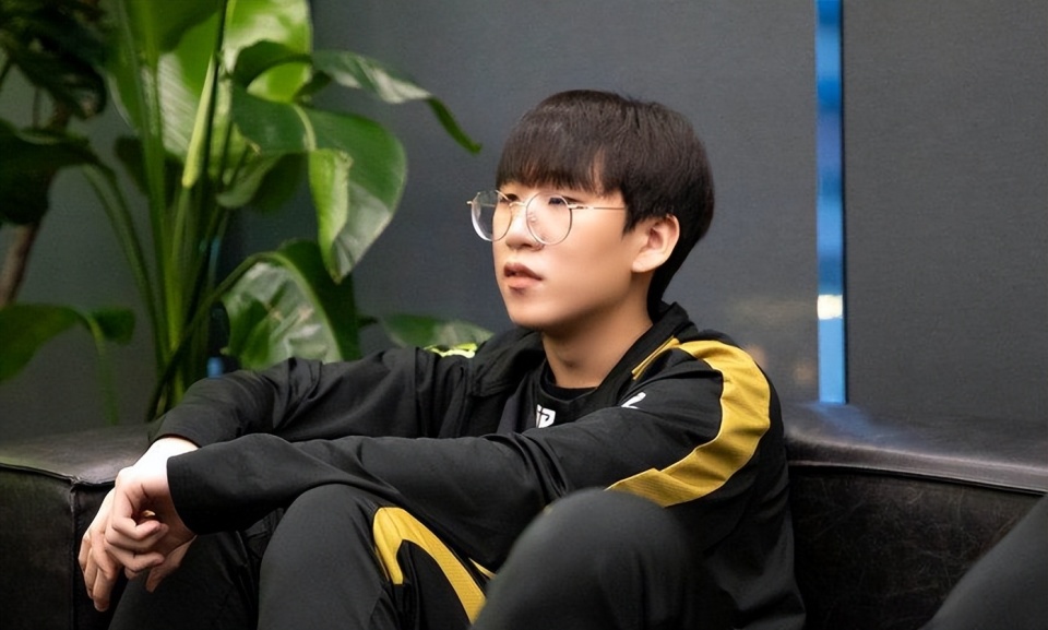 九游网页版-Uzi关键节点连败尼斯今晚官宣签约，现场解说直呼：曼城围绕欧篮联单刀错失